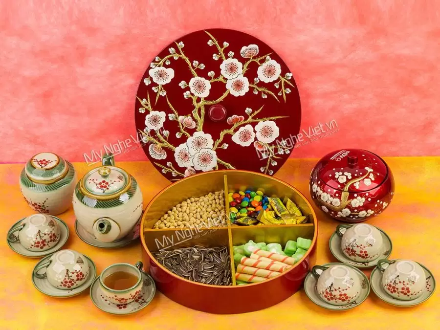 hộp mứt tết sơn mài tròn vẽ nổi đủ mẫu
