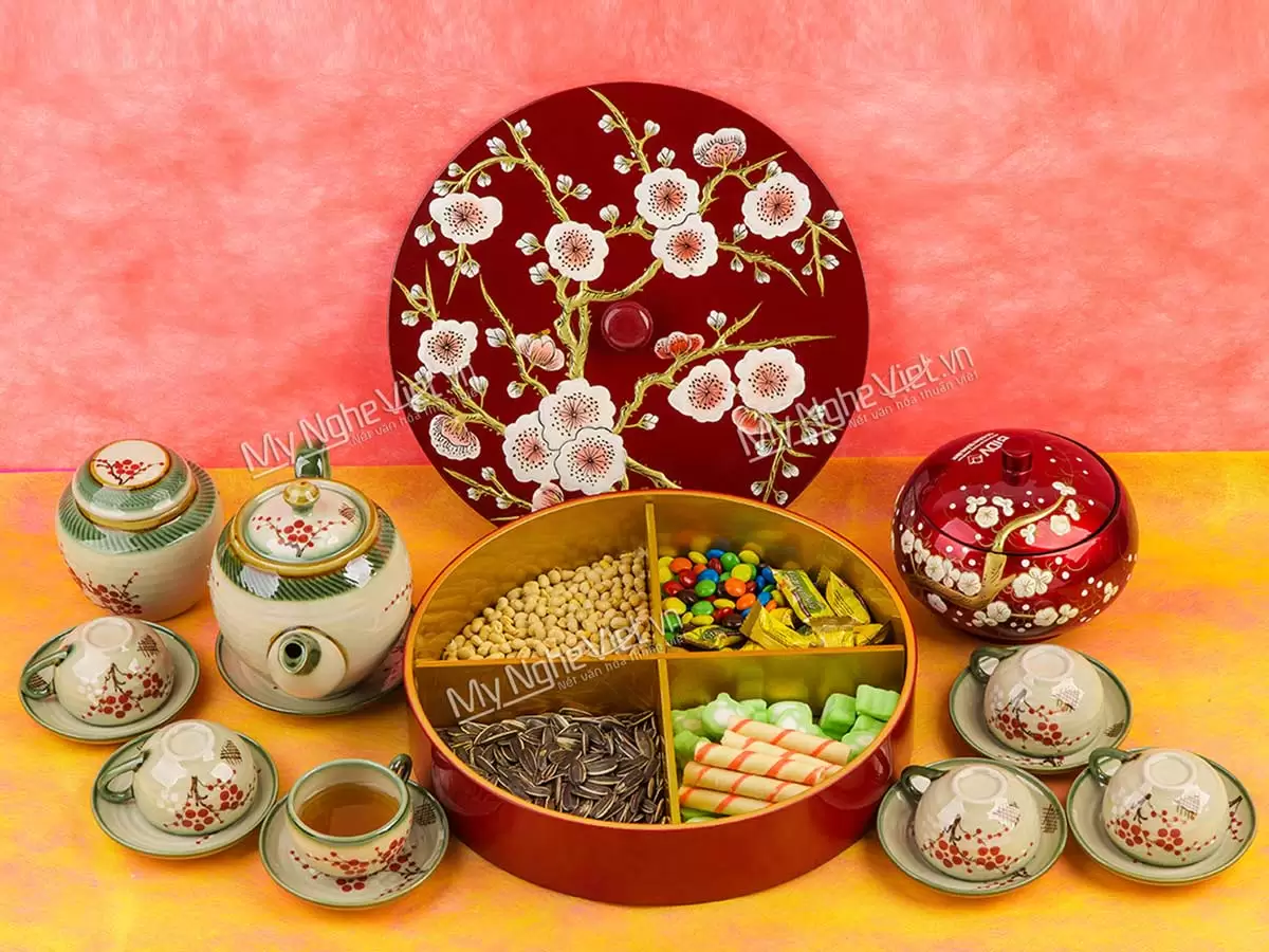 hộp mứt tết sơn mài tròn vẽ nổi đủ mẫu