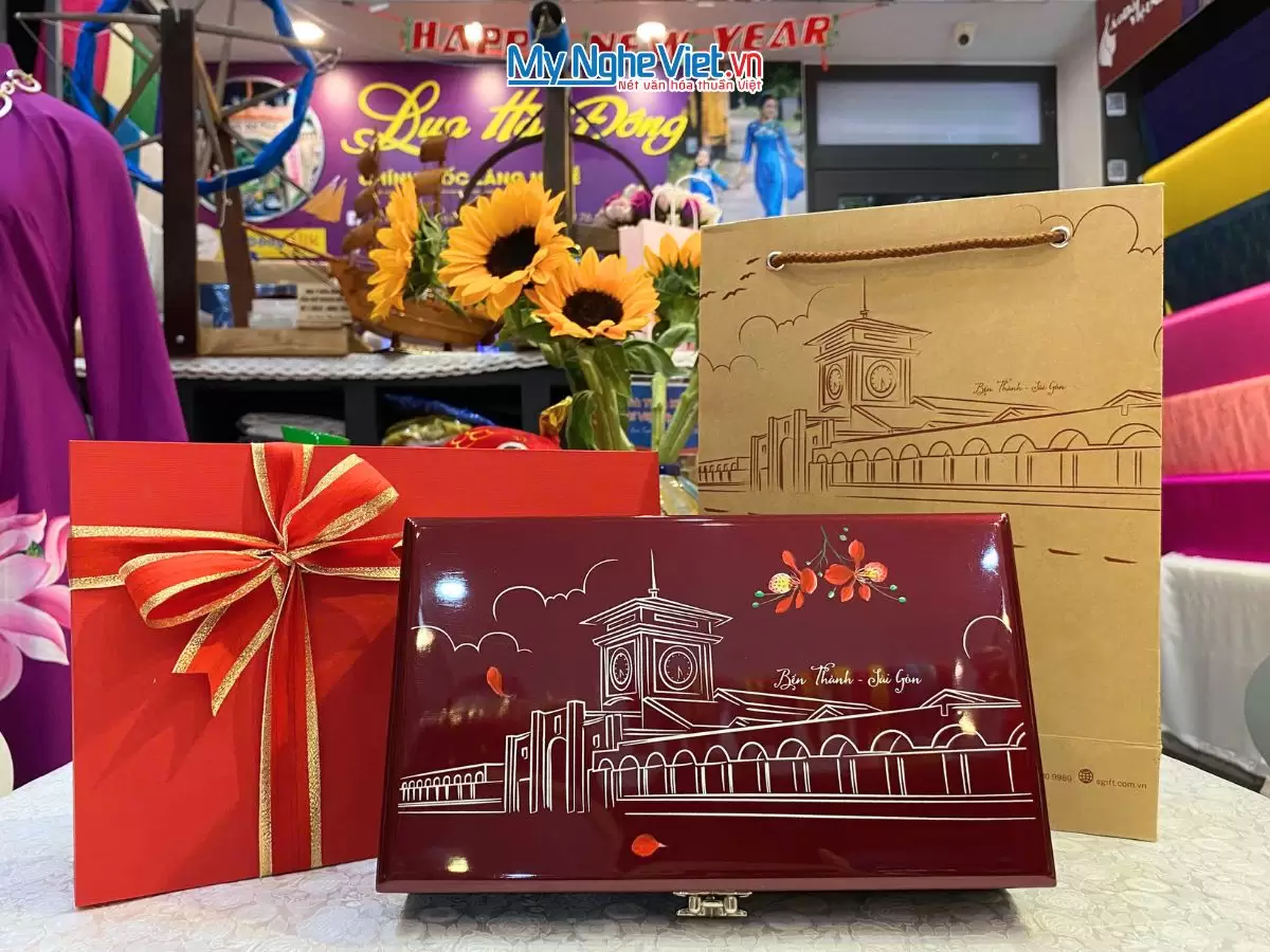 Souvenir jewelry box – silk scarf painted Ben Thanh market